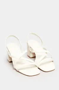 Sandalen in Weiß mit überkreuzten Riemen und Blockabsatz