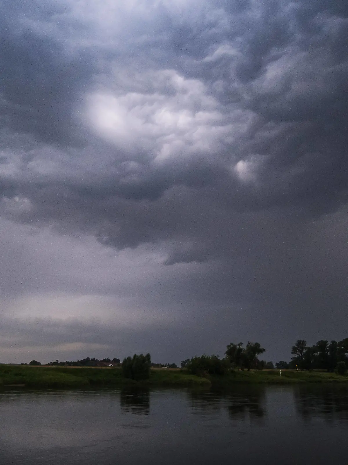 Unwetter ueber Brandenburg DEU/Deutschland/Brandenburg/Brottewitz, 30.06.2024, Unwetter ziehen ueber Brandenburg, dunkle Gewitterwolken sind ueber der Elbe bei Muehlberg im Landkreis Elbe-Elster im Sueden Brandenburgs zu sehen. *** Thunderstorms over Brandenburg DEU Germany Brandenburg Brottewitz, 30 06 2024, Thunderstorms move over Brandenburg, dark thunderclouds can be seen over the Elbe near Muehlberg in the district of Elbe Elster in the south of Brandenburg DSCF1890