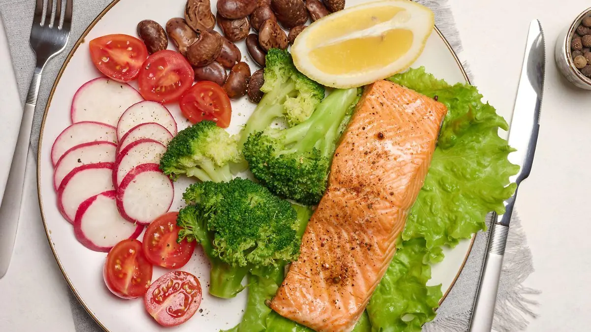 Lachs aus dem Ofen auf dem Teller