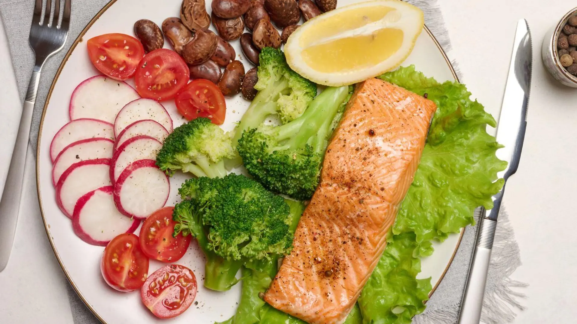 Lachs aus dem Ofen auf dem Teller