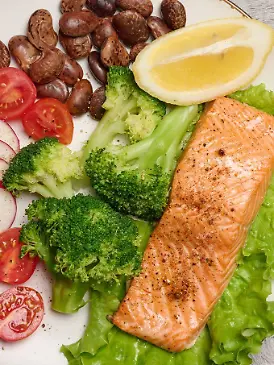 Lachs aus dem Ofen auf dem Teller