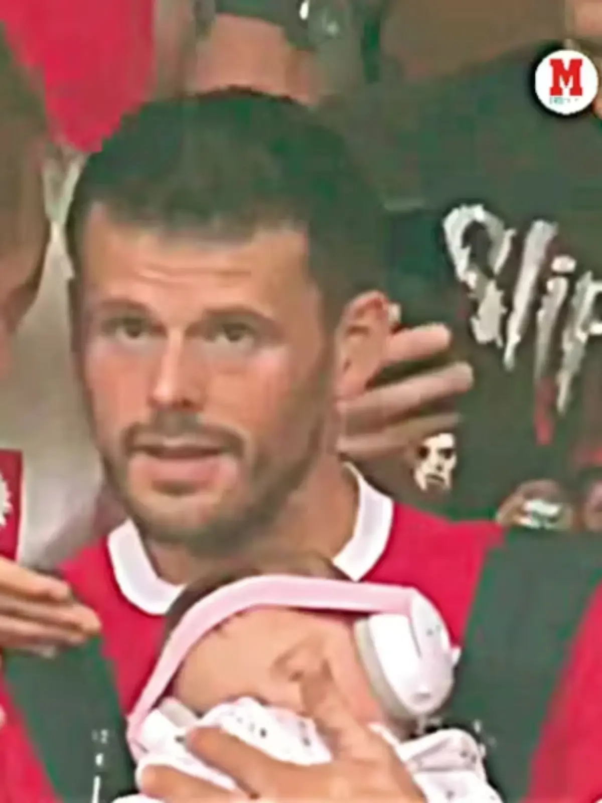 Vater aus Linz mit seinem Baby im Fußballstadion