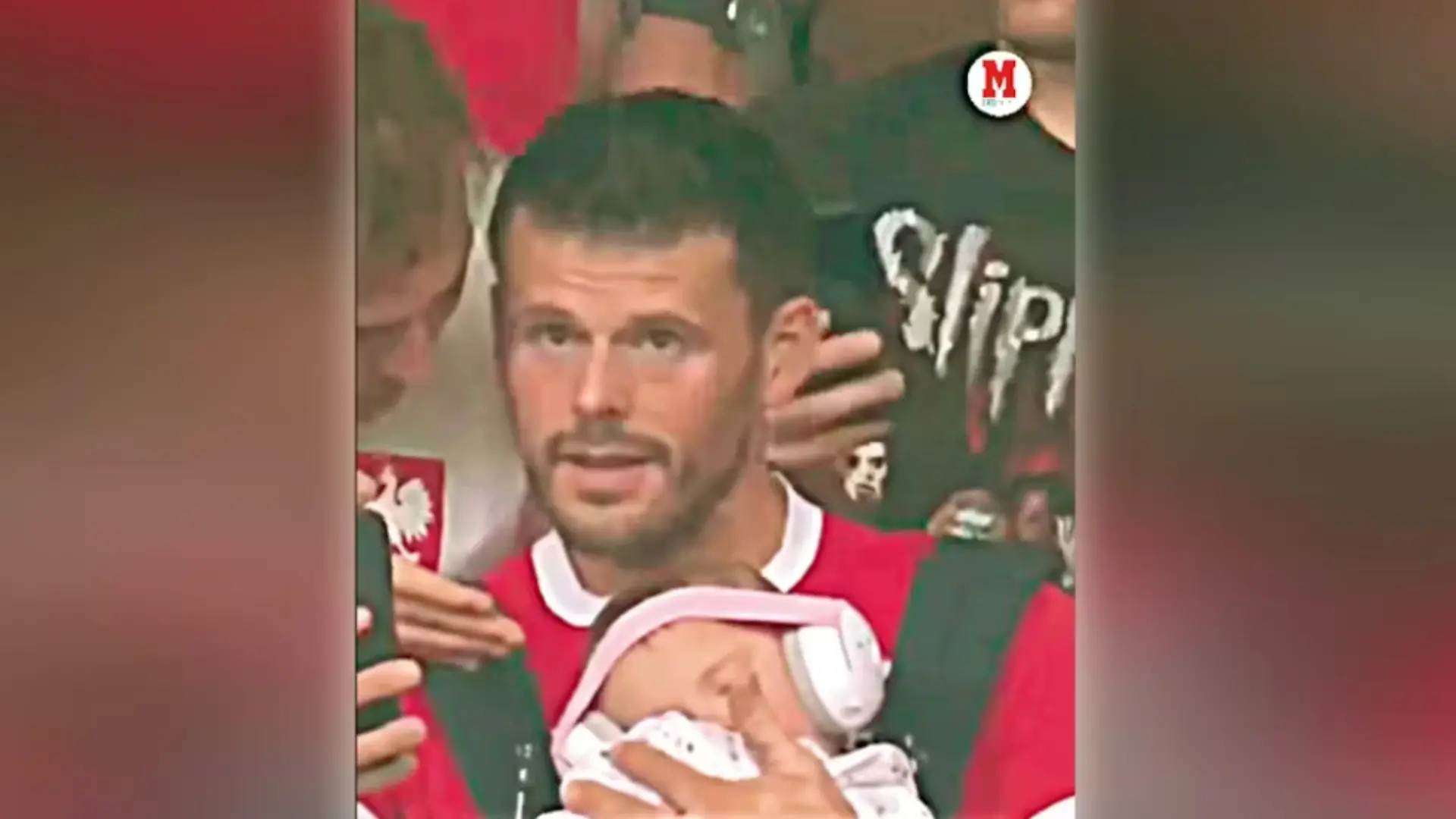 Vater aus Linz nimmt sein Baby mit ins Berliner Olympiastadion.
