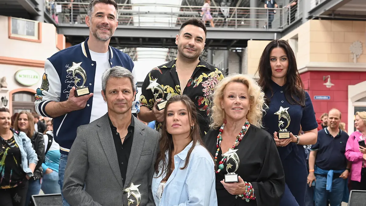 Die Preisträger der Starwahl, hinten l-r, Jo Weil, Lars Steinhöfel, Valea Scalabrino , vorne l-r, Jens Hajek, Sharon Berlinghoff, Iris Werlin, posiert beim Fantreffen der RTL Serie Unter uns mit der Unter uns Starwahl. *** The winners of the star choice, back l r, Jo Weil, Lars Steinhöfel, Valea Scalabrino , front l r, Jens Hajek, Sharon Berlinghoff, Iris Werlin, posing at the fan meeting of the RTL series Unter uns with the Unter uns star choice.