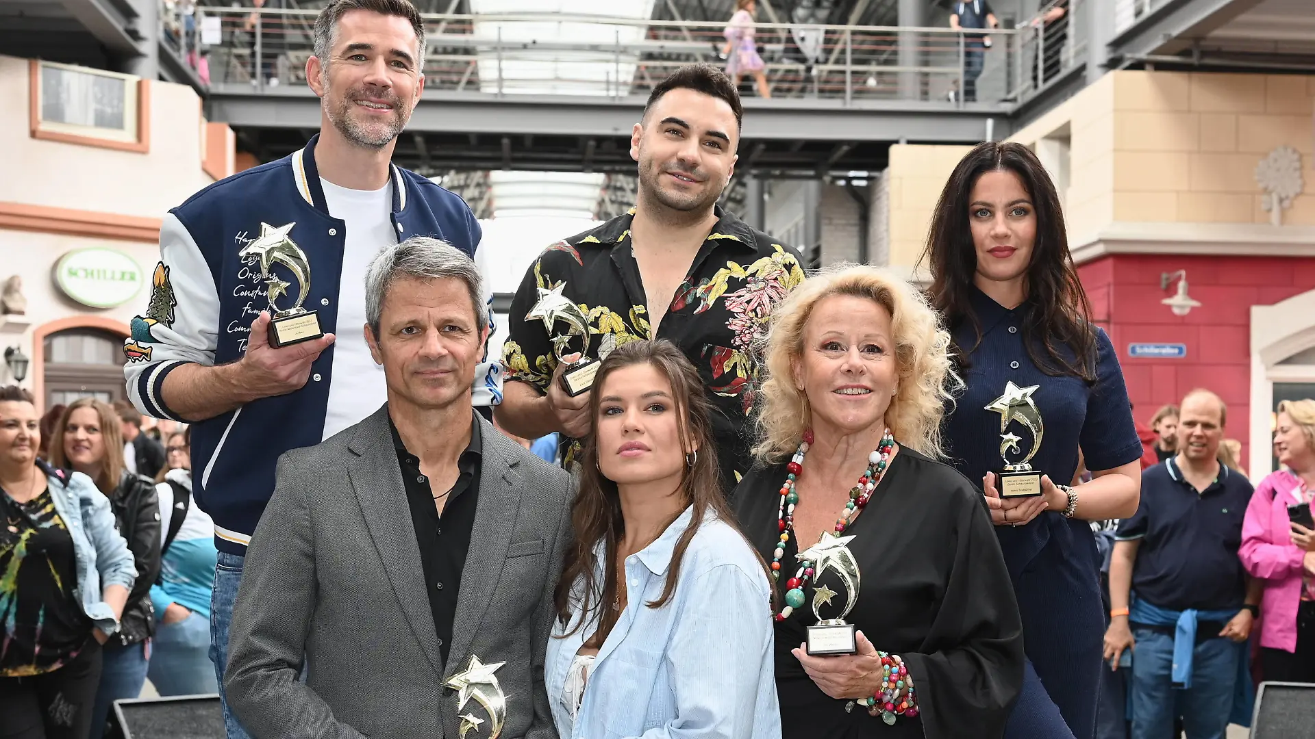 Die Preisträger der Starwahl, hinten l-r, Jo Weil, Lars Steinhöfel, Valea Scalabrino , vorne l-r, Jens Hajek, Sharon Berlinghoff, Iris Werlin, posiert beim Fantreffen der RTL Serie Unter uns mit der Unter uns Starwahl. *** The winners of the star choice, back l r, Jo Weil, Lars Steinhöfel, Valea Scalabrino , front l r, Jens Hajek, Sharon Berlinghoff, Iris Werlin, posing at the fan meeting of the RTL series Unter uns with the Unter uns star choice.
