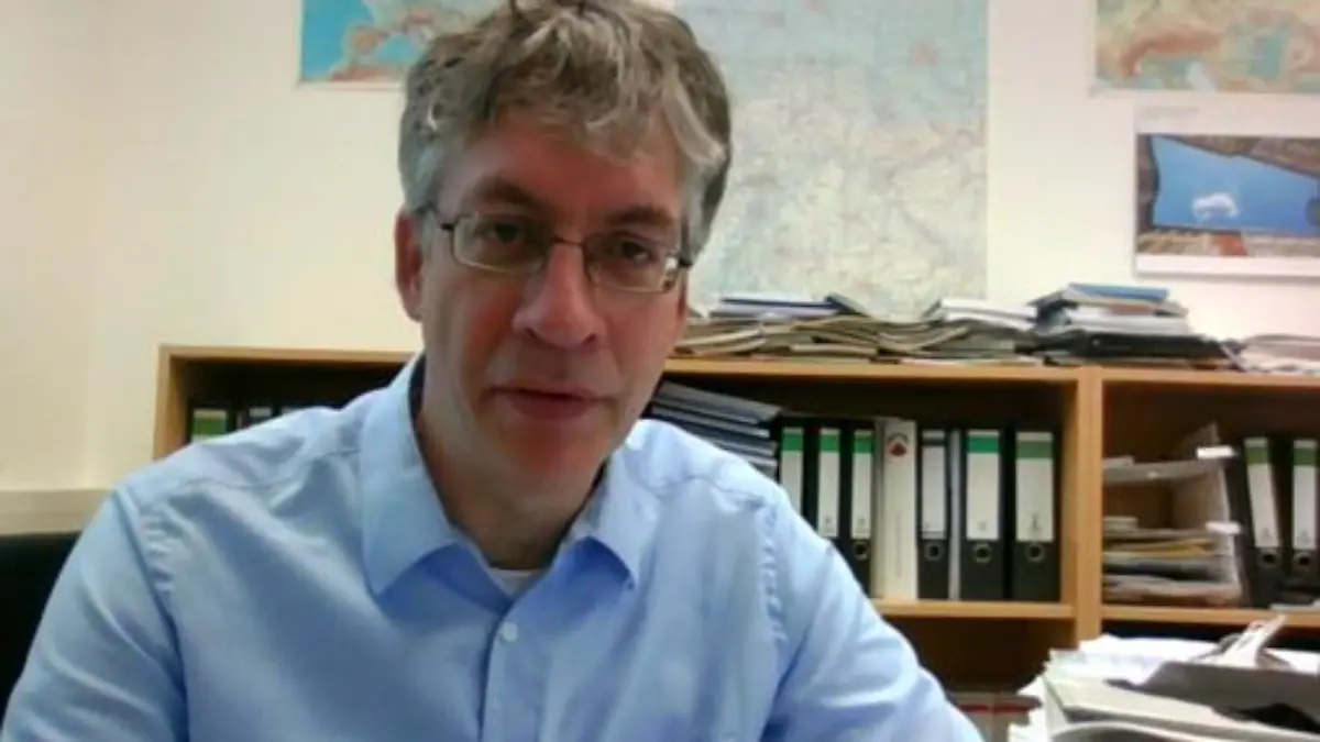 Dr. Timo Ulrichs im Büro.