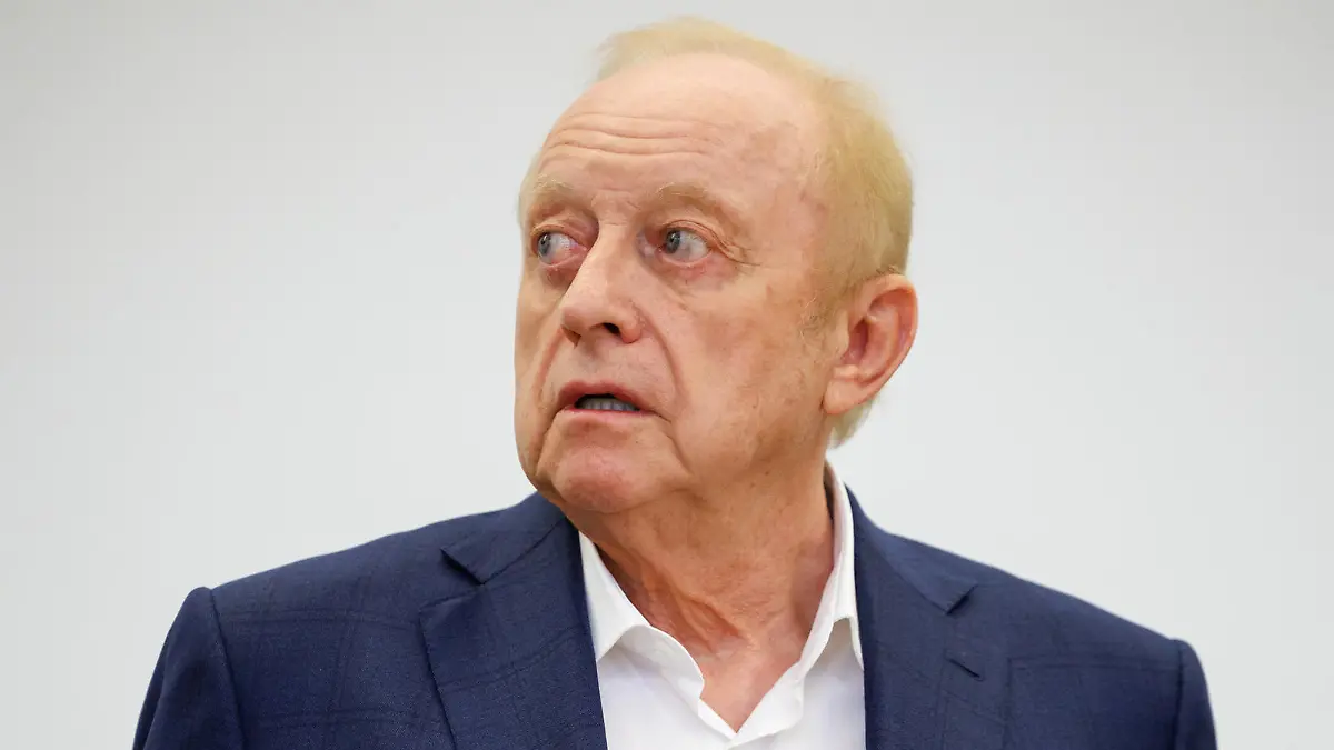 27.10.2022, Bayern, München: Alfons Schuhbeck, Koch und Unternehmer, steht vor Prozessbeginn als Angeklagter im Gerichtssaal im Landgericht München I. Die Staatsanwaltschaft hat Schuhbeck wegen des Verdachts der Steuerhinterziehung in Millionenhöhe angeklagt. Heute soll ein Urteil fallen. Foto: Matthias Balk/dpa +++ dpa-Bildfunk +++