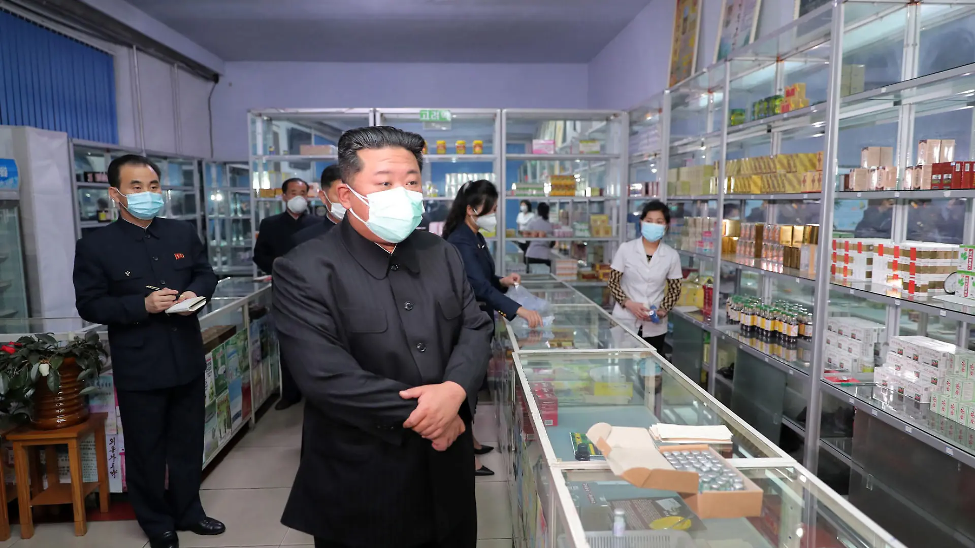HANDOUT - 15.05.2022, Nordkorea, ·····: Diese von der staatlichen nordkoreanischen Nachrichtenagentur KCNA zur Verfügung gestellte Aufnahme zeigt Kim Jong Un, Machthaber von Nordkorea, beim Besuch einer Apotheke. Vor dem Hintergrund des eingestandenen Corona-Ausbruchs hat Nordkorea 15 neue Todesfälle und fast 300 000 weitere Fieberpatienten gemeldet. Ohne die Krankheit direkt beim Namen zu nennen, sprach Nordkorea am Sonntag zunächst weiter von einer Ausbreitung der Epidemie. Foto: -/KCNA/dpa - ACHTUNG: Nur zur redaktionellen Verwendung und nur mit vollständiger Nennung des vorstehenden Credits +++ dpa-Bildfunk +++
