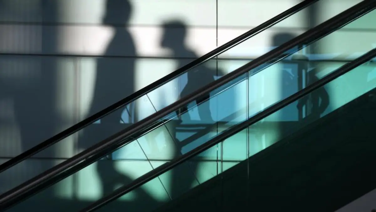 Die Frau (20) und der Mann (64) sollen nacheinander die Rolltreppe am Hauptbahnhof heruntergefahren sein (Symbolbild).