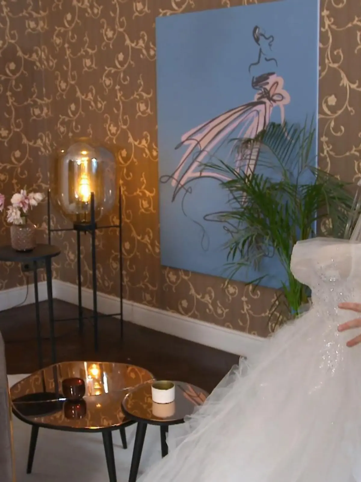 Bild zu: "Isabelle probiert ihr Favoritenkleid an"