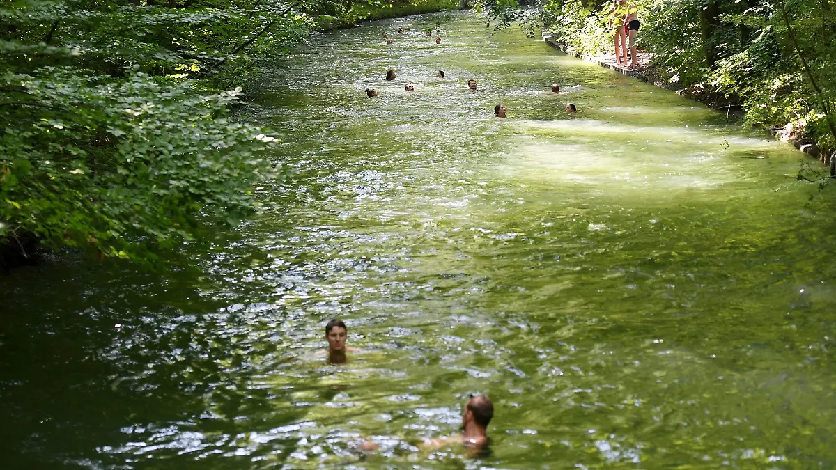 Nach einem Bad im Eisbach am Samstag wird der 26-Jährige weiter vermisst.