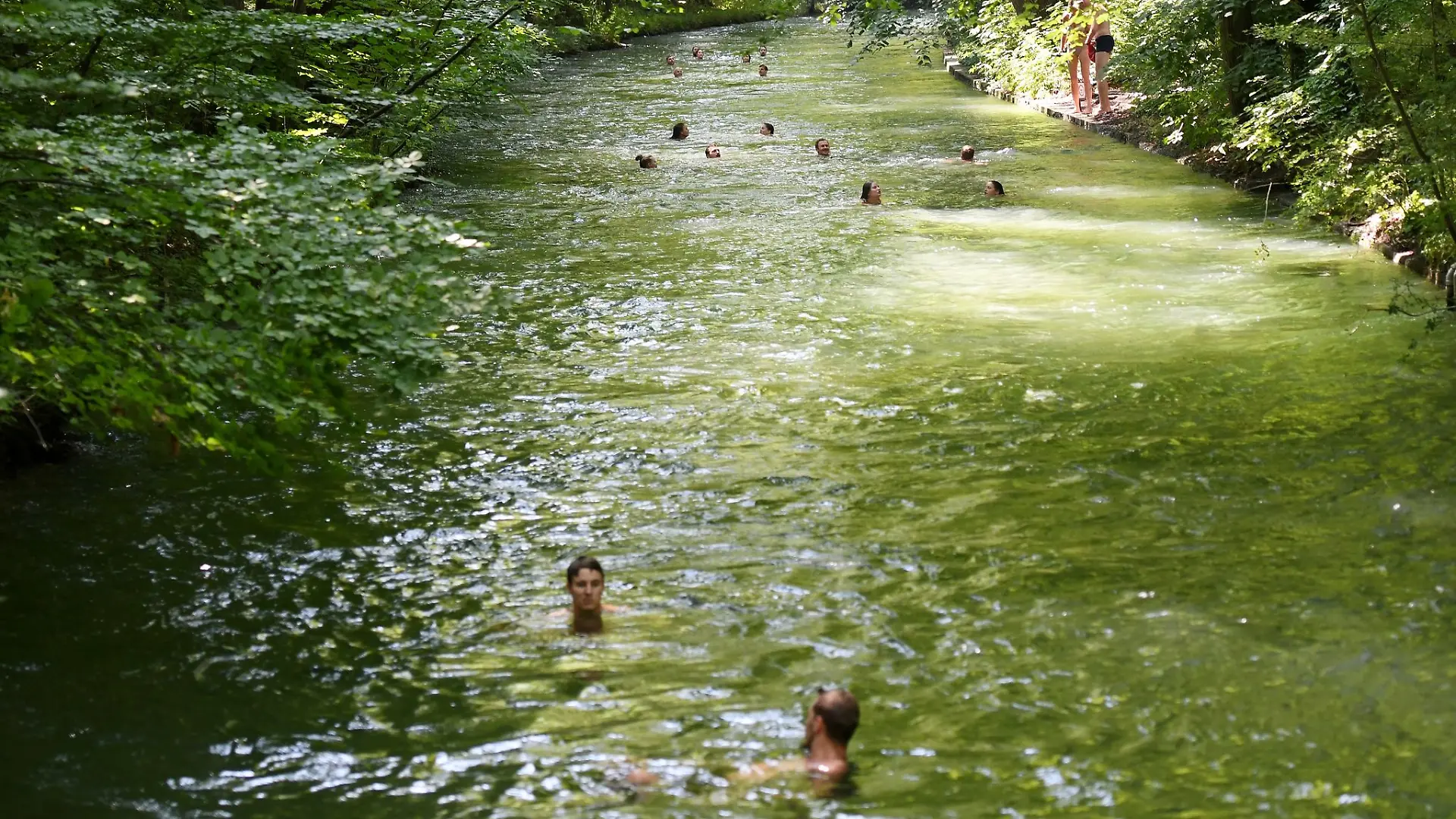 Nach einem Bad im Eisbach am Samstag wird der 26-Jährige weiter vermisst.