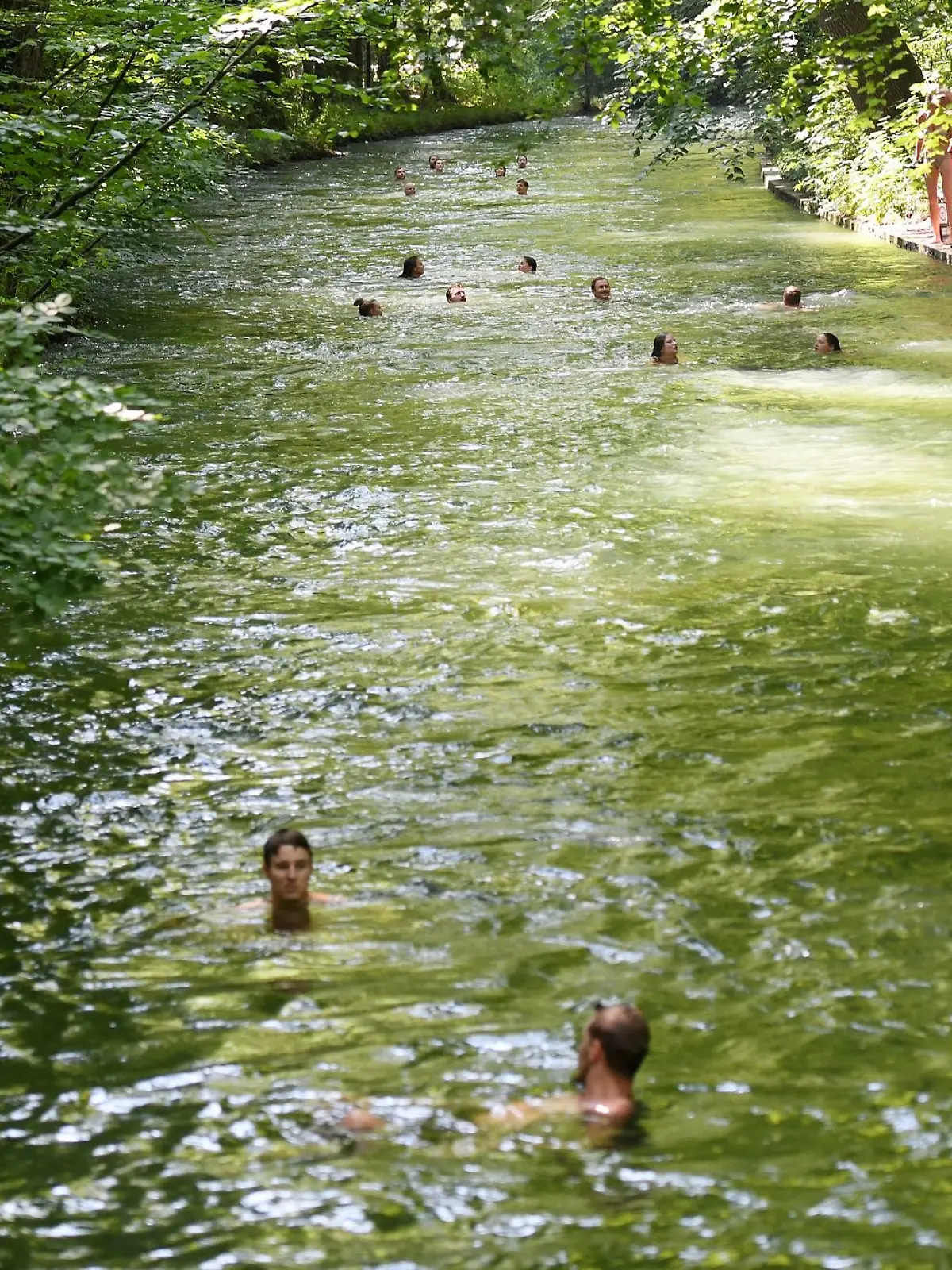 Bild zu: "Leiche im Eisbach in München gefunden"