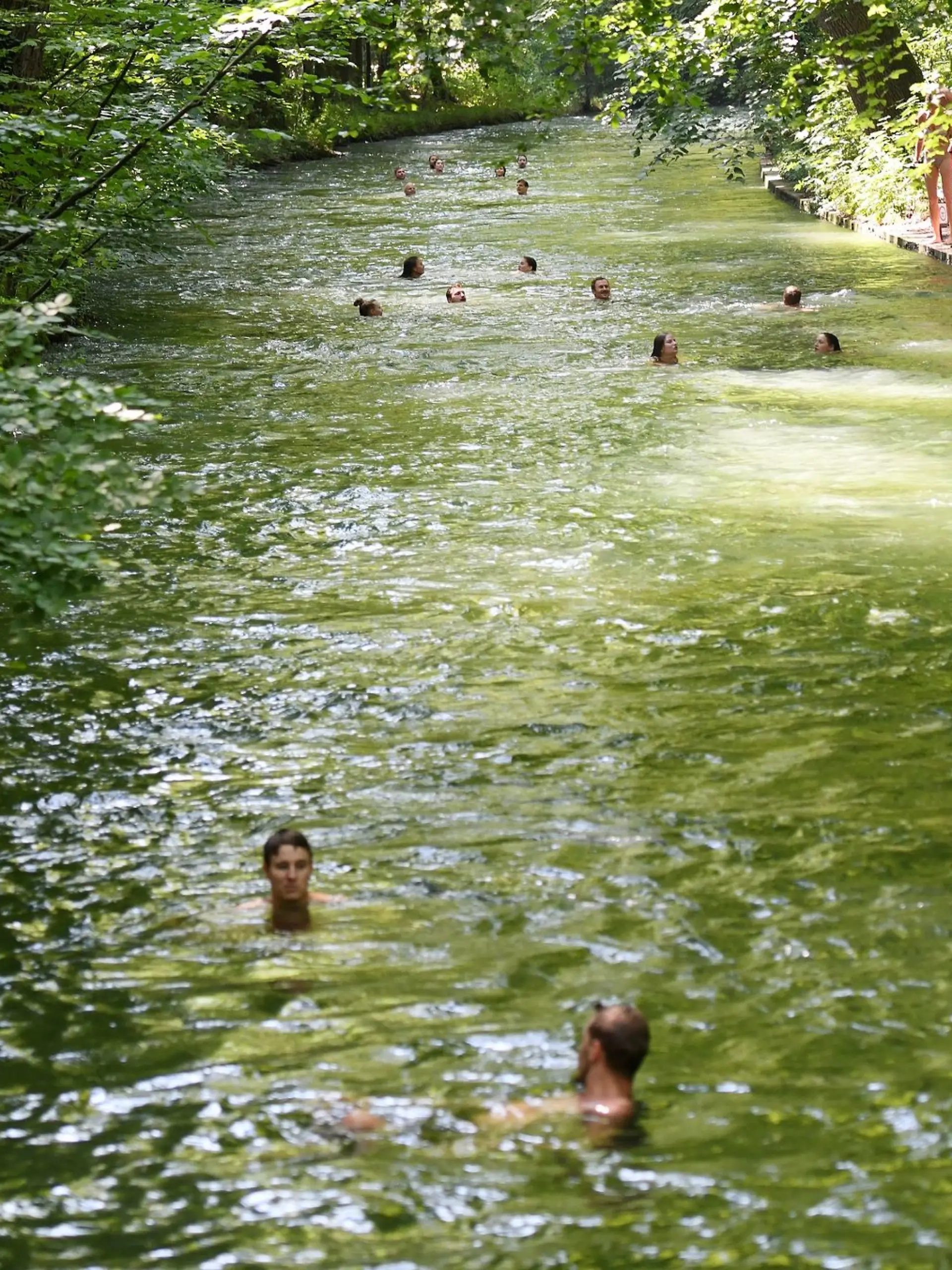 Bild zu: "Leiche im Eisbach in München gefunden"