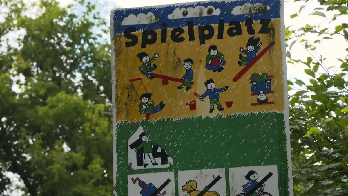 Auf dem Spielplatz in Voerde platziert ein Mann einen selbstgebastelten Sprengsatz. 
