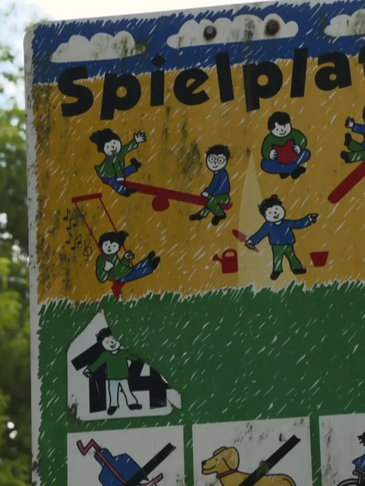 Auf dem Spielplatz in Voerde platziert ein Mann einen selbstgebastelten Sprengsatz. 