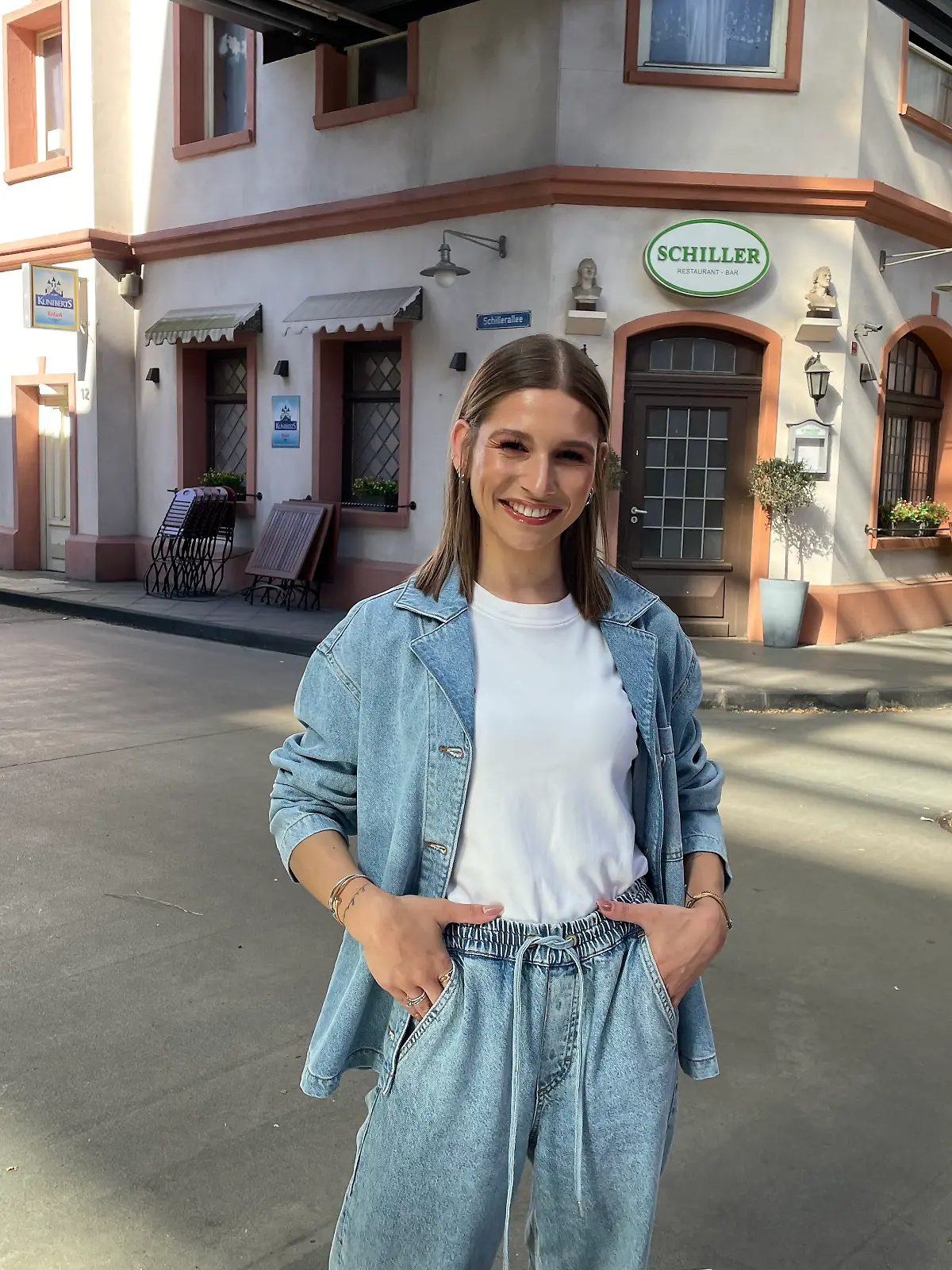 Sportmoderatorin Jana Wosnitza am Set von „Unter uns”