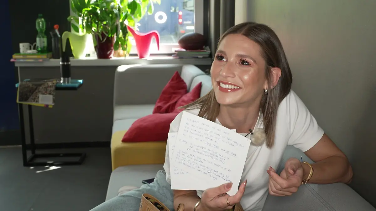 Clever! Jana hat ihren Text auf Moderationskarten geschrieben