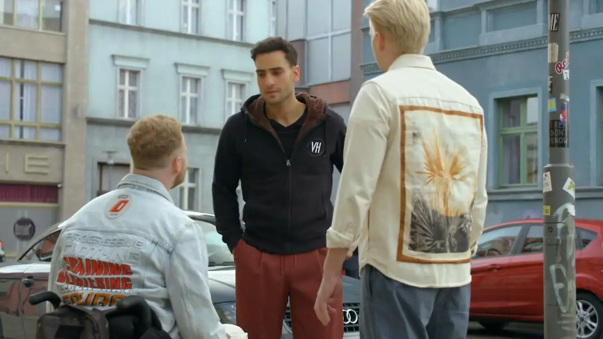 Jonas (Felix van Deventer) und Moritz (Lennart Borchert) reden Nihat (Timur Ülker) ins Gewissen