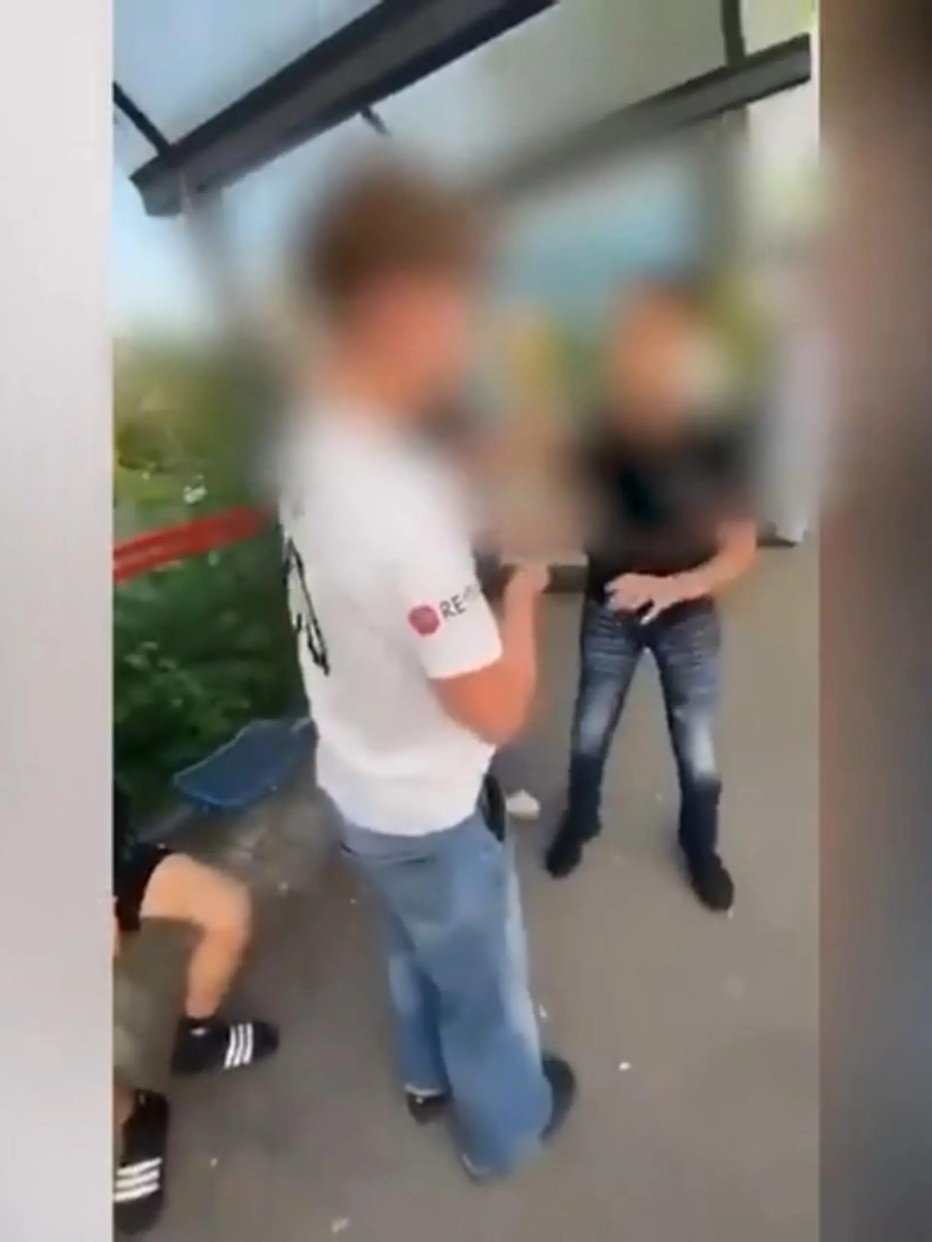 Bild zu: "Kinder gehen auf Jungen los"
