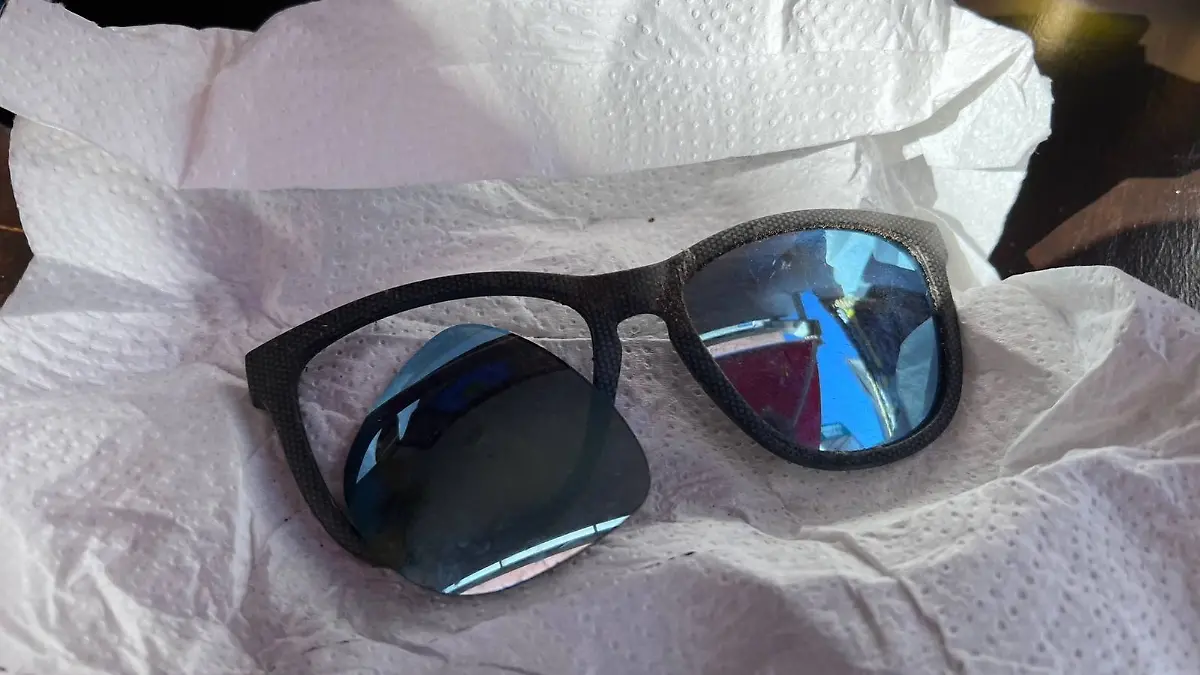 Eine Sonnenbrille liegt auf einem Küchentuch. Gehörte sie Jay Slater?