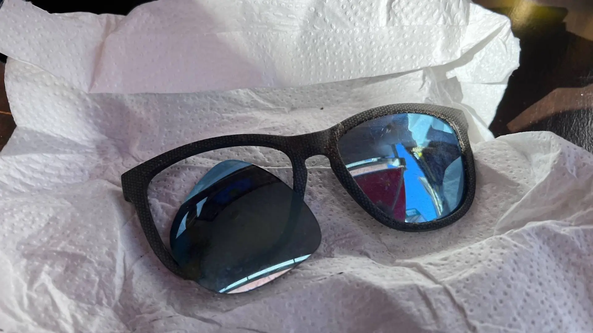 Eine Sonnenbrille liegt auf einem Küchentuch. Gehörte sie Jay Slater?