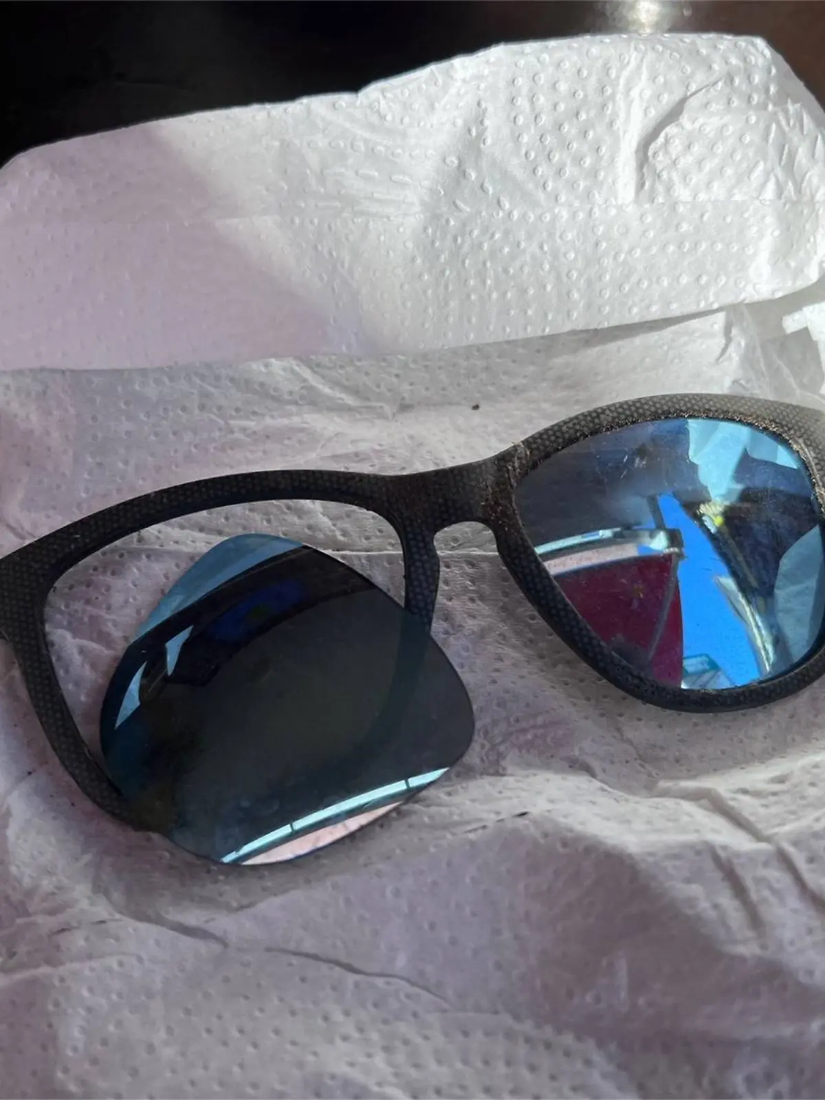 Eine Sonnenbrille liegt auf einem Küchentuch. Gehörte sie Jay Slater? 