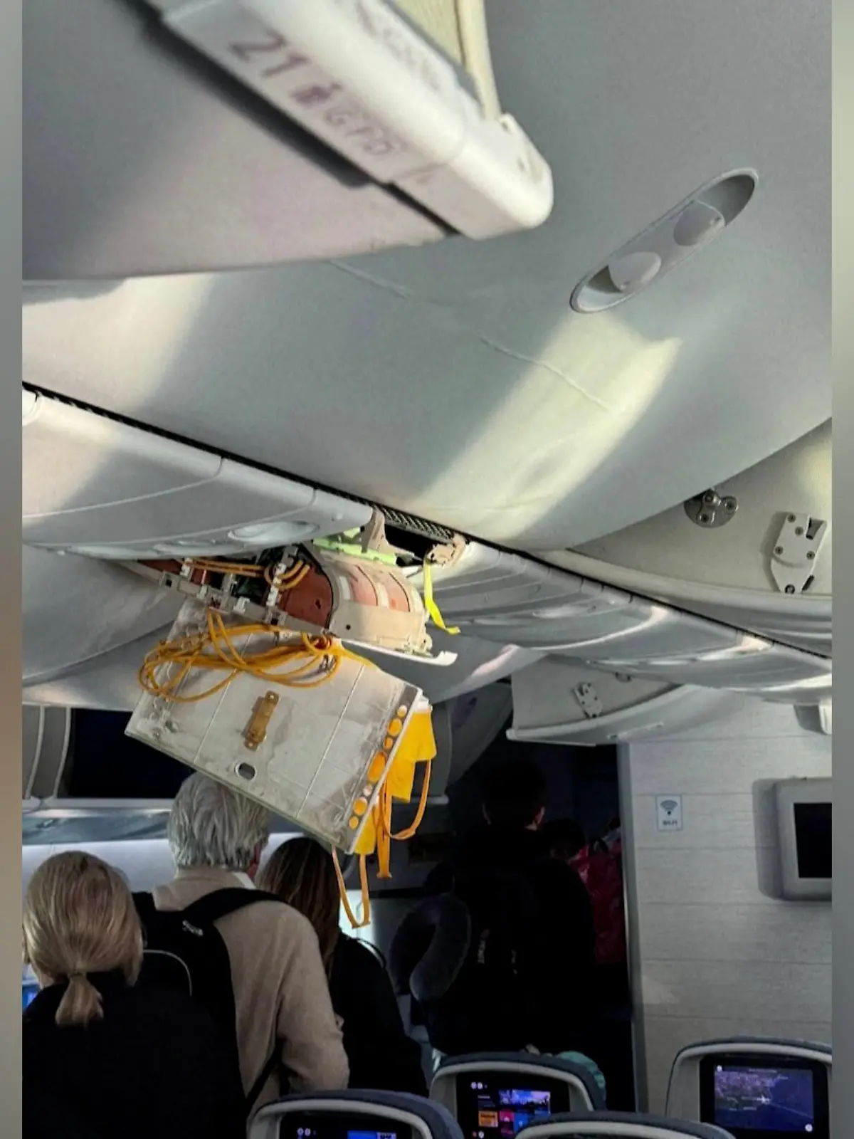 Von der Decke einer Air-Europa-Maschine hängen kaputte Teile. Mehrere Menschen wurden auf dem Flug von Madrid nach Montevideo verletzt.