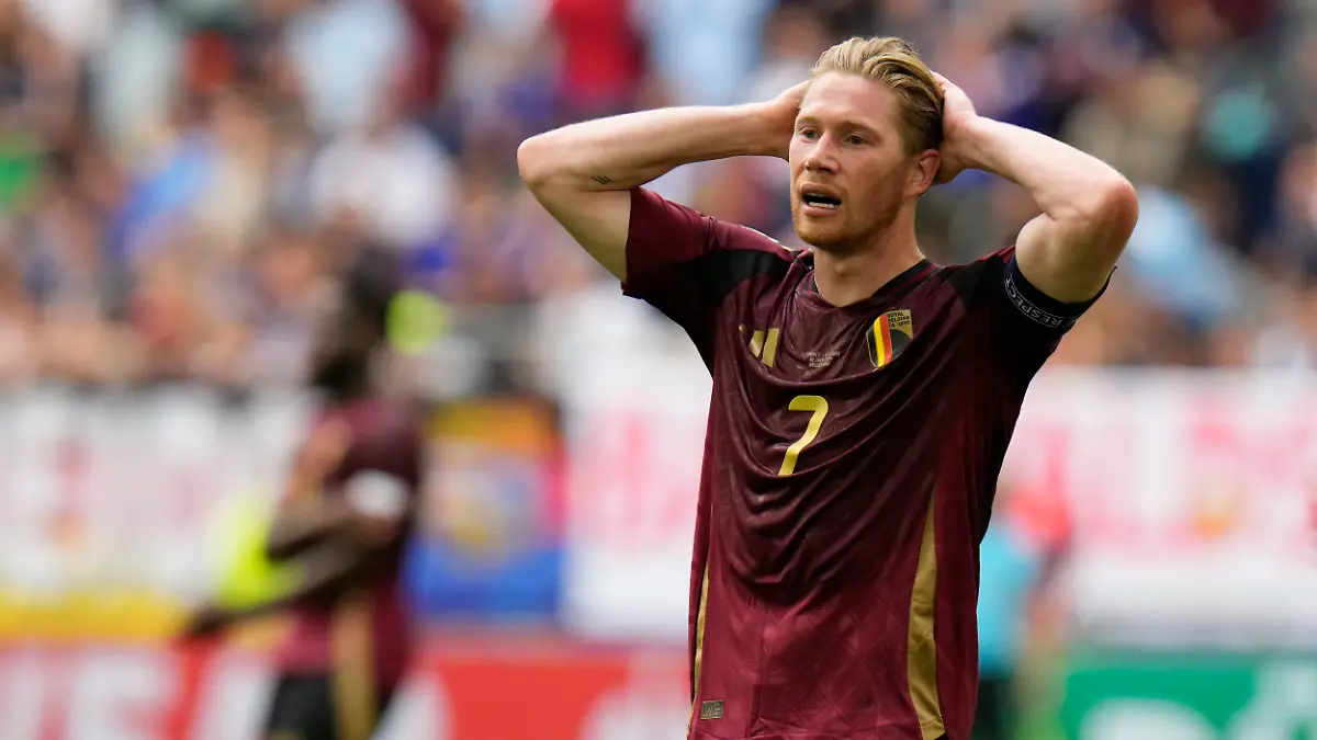 Auch Kevin De Bruyne kann den Ordner nicht bremsen.