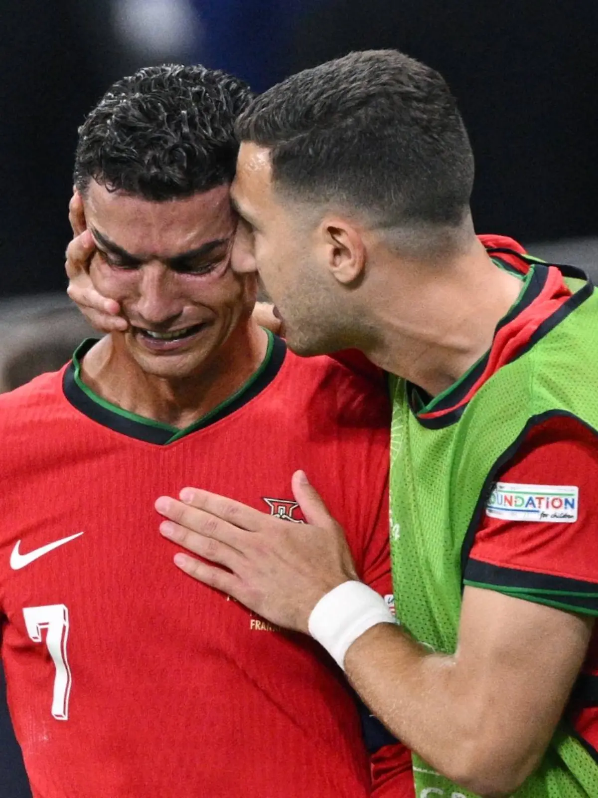 Diogo Dalot spendet dem Superstar Trost.