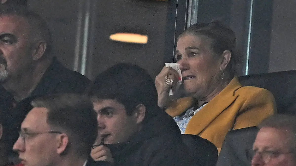 Ronaldos Mama Maria Dolores dos Santos Aveiro leidet auf der Tribüne mit ihrem Sohn.