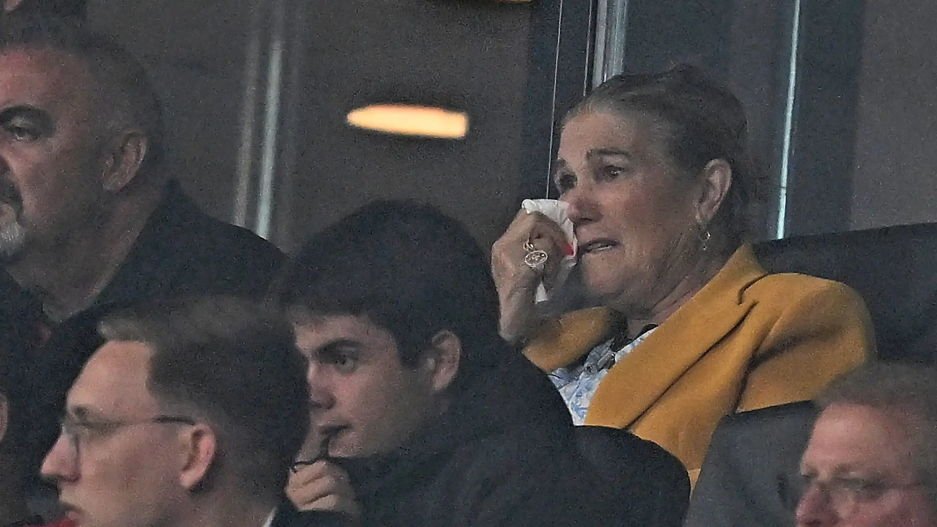 Ronaldos Mama Maria Dolores dos Santos Aveiro leidet auf der Tribüne mit ihrem Sohn.