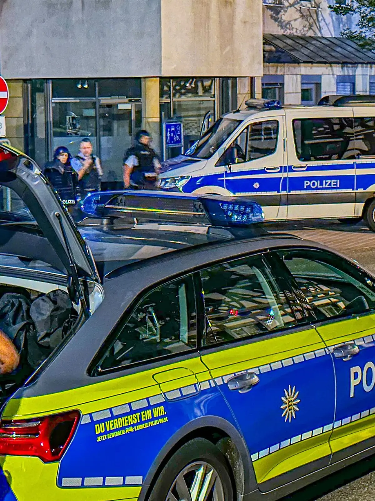 Bild zu: "„Keine Anhalter mitnehmen” - Frauenmörder stundenlang auf der Flucht"