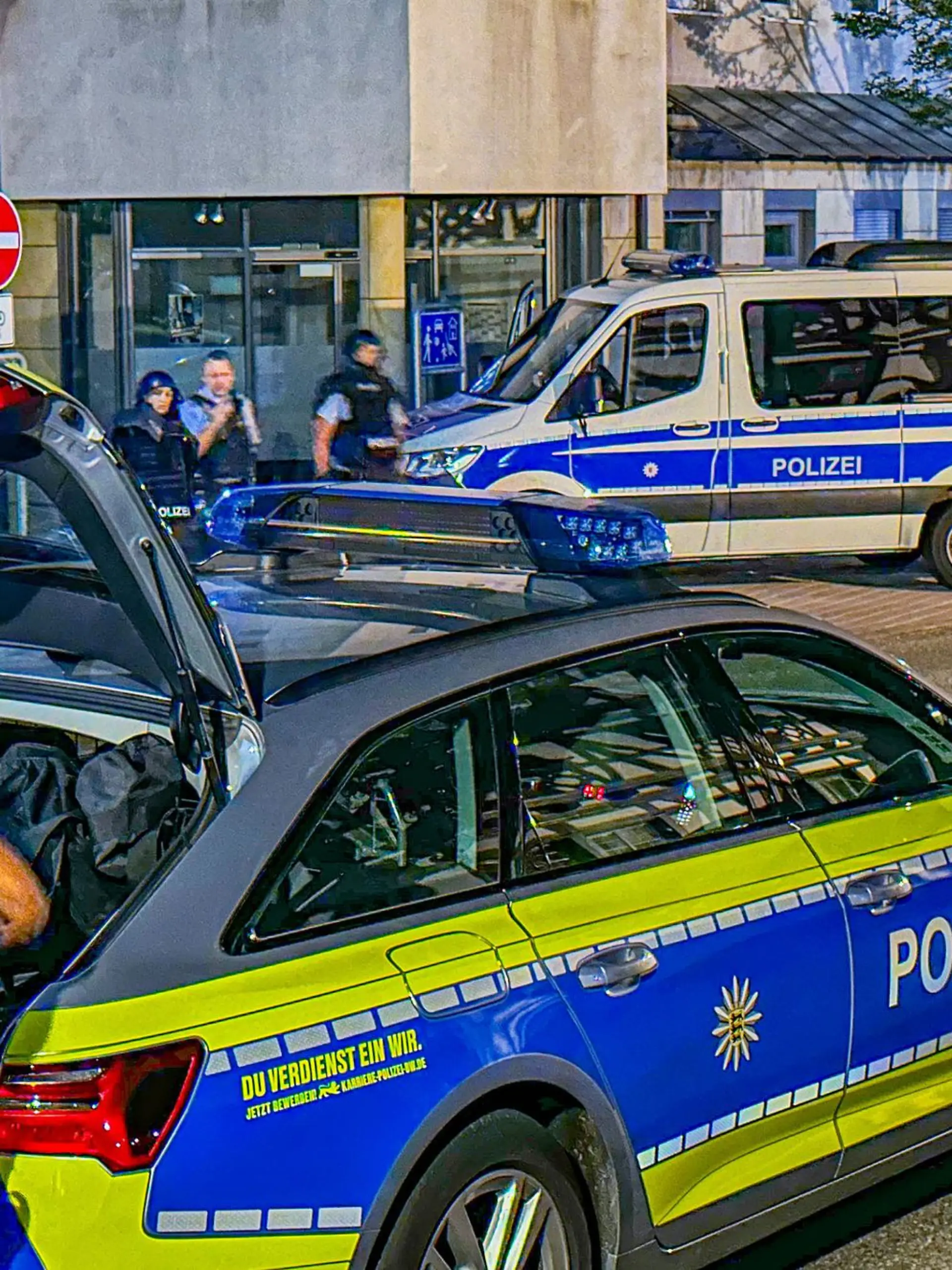 Bild zu: "„Keine Anhalter mitnehmen” - Frauenmörder stundenlang auf der Flucht"