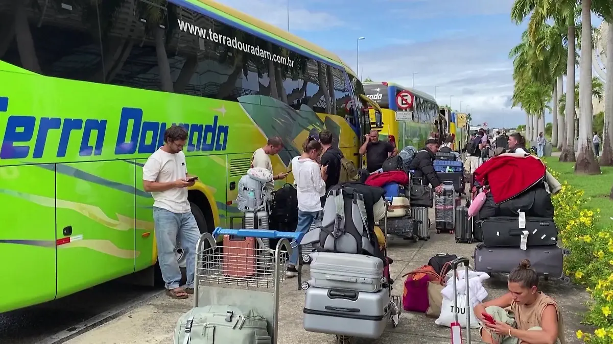 Die unverletzten Passagiere warten in Brasilien auf ihren Weitertransport 