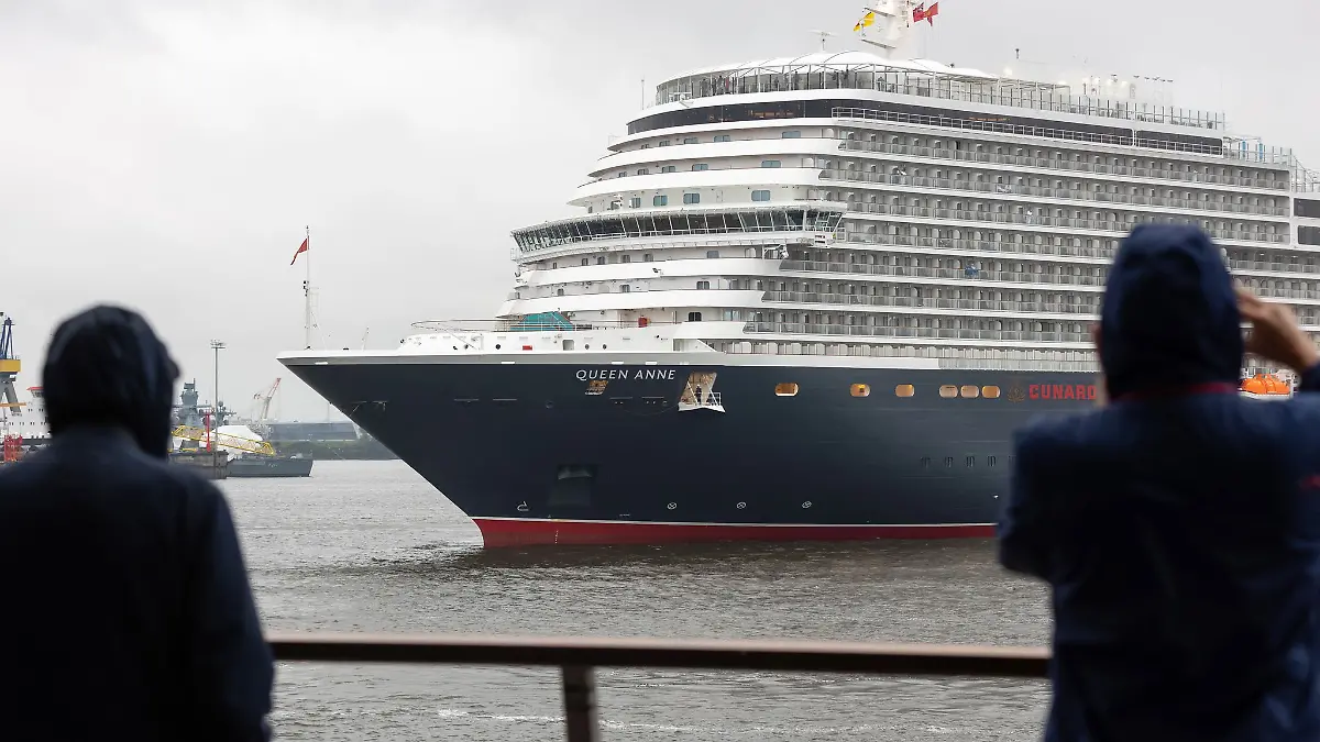 Trotz Schmuddelwetters lassen es sich Schaulustige nicht nehmen, das neue Kreuzfahrtschiff «Queen Anne» beim ersten Anlauf in Hamburg zu begrüßen
