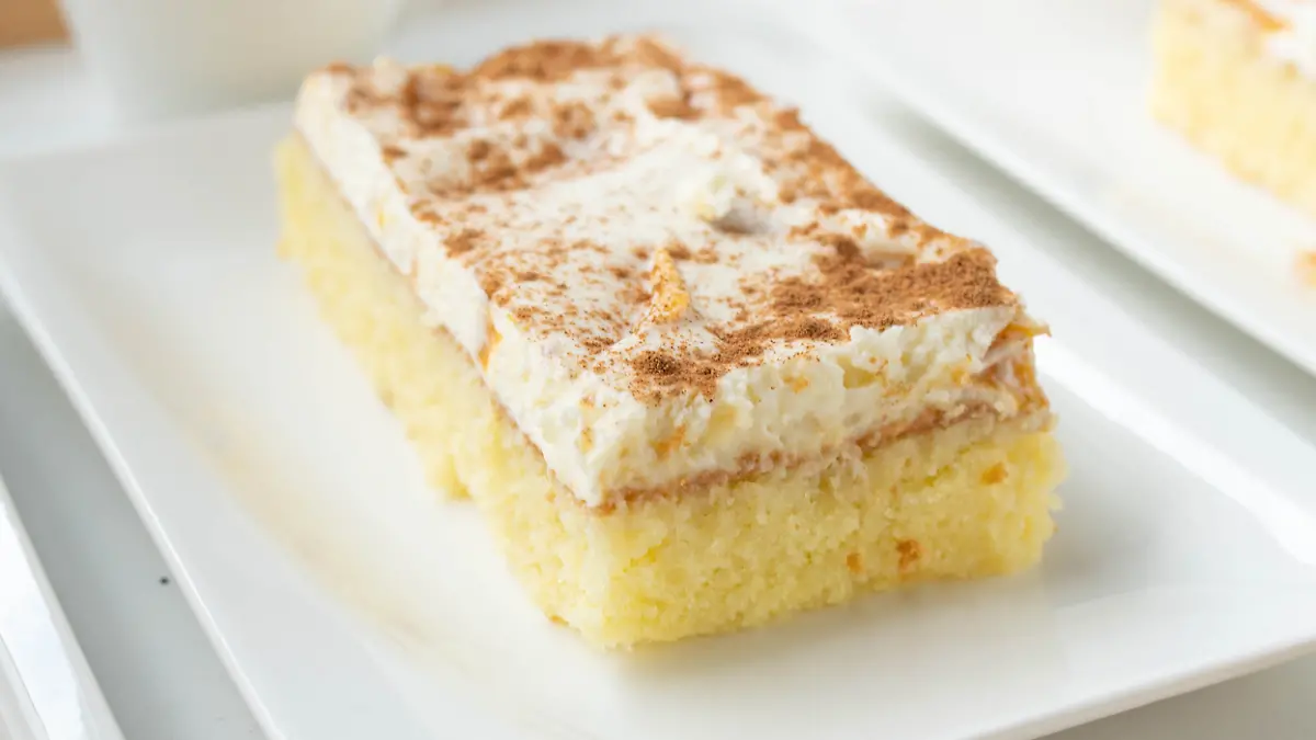 Saftiger Fantakuchen mit fruchtiger Creme und Mandarinen - dieser Klassiker schmeckt fast jedem.