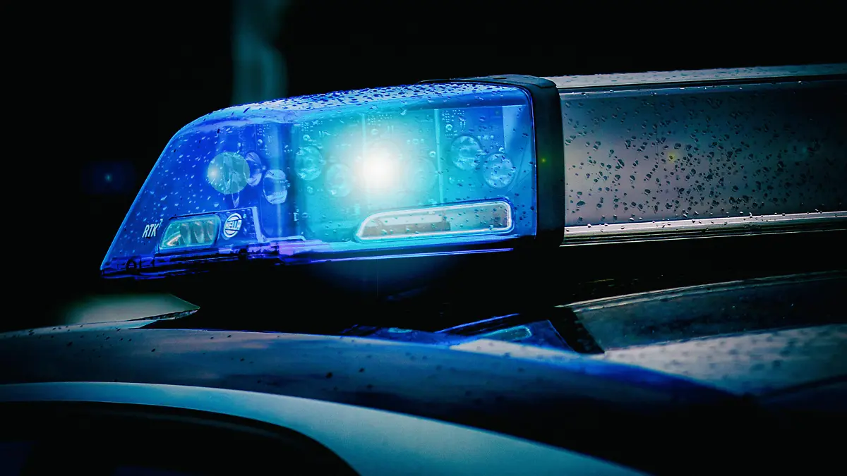 Kriminalität, Verhaftung - Symbolbilder Bamberg, Deutschland 15. August 2020: Einsatzfahrzeug der Polizei mit Blaulicht und Schriftzug, Bayern *** Bamberg, Germany 15 August 2020 police vehicle with blue light and lettering, Bavaria Copyright: xFotostandx/xK.xSchmittx