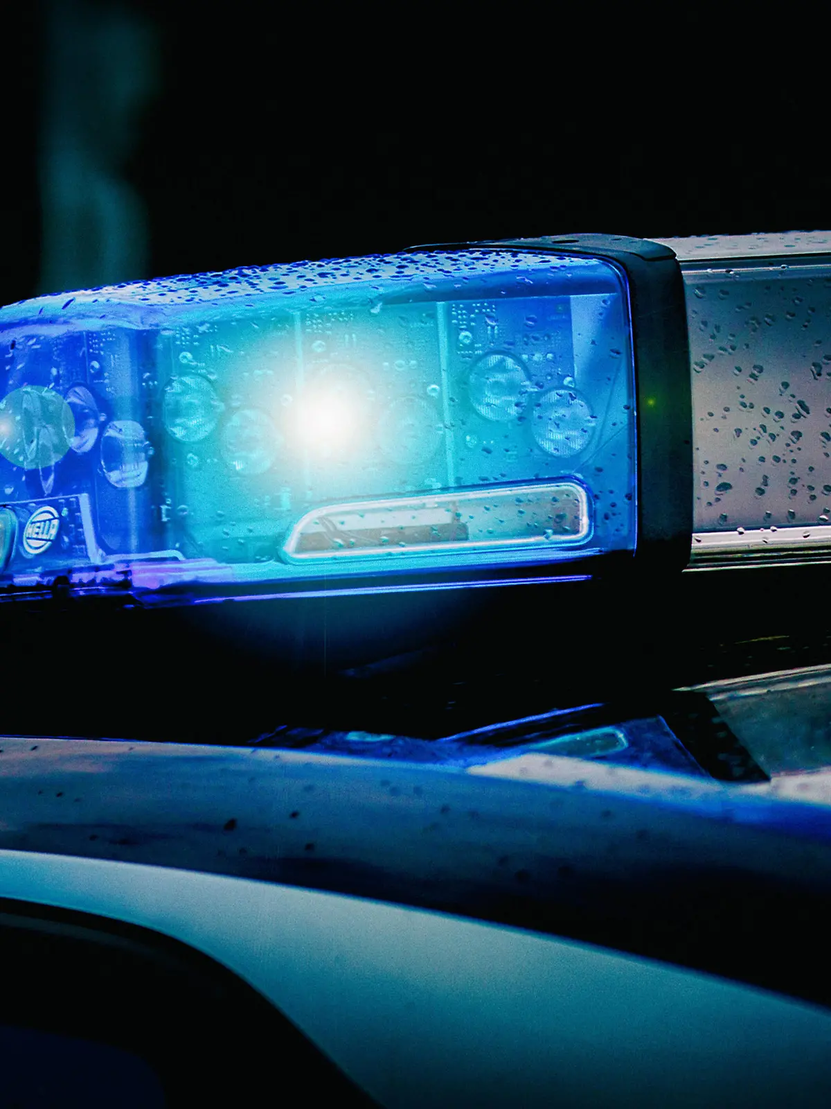 Kriminalität, Verhaftung - Symbolbilder Bamberg, Deutschland 15. August 2020: Einsatzfahrzeug der Polizei mit Blaulicht und Schriftzug, Bayern *** Bamberg, Germany 15 August 2020 police vehicle with blue light and lettering, Bavaria Copyright: xFotostandx/xK.xSchmittx