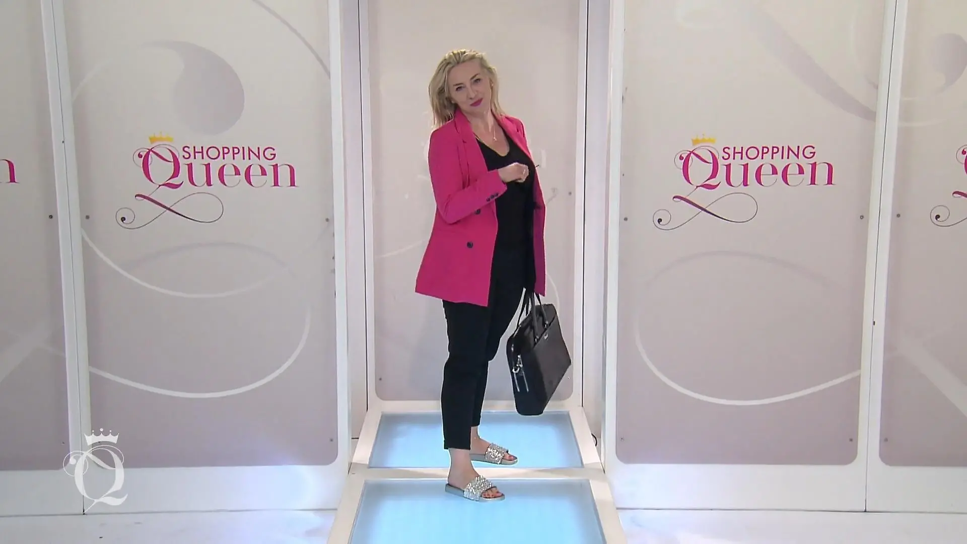 Astrid in extravaganten Badelatschen Schöne Schlappen
