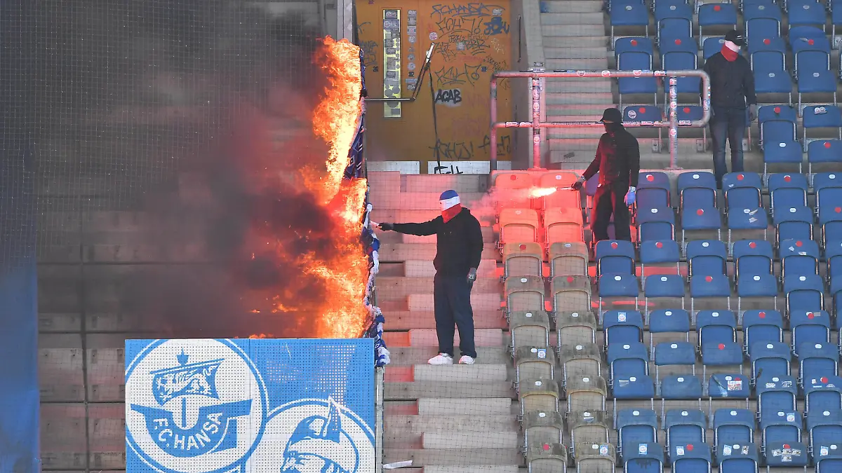 Sport Bilder des Tages Fußball 2. Bundesliga 34. Spieltag FC Hansa Rostock - Hamburger SV am 15.05.2022 im Ostseestadion in Rostock Abbrennen von Pyro / Pyrotechnik / Leuchtkörper / Bengalos im Rostock Fanblock / Fahne brennt DFL regulations prohibit any use of photographs as image sequences and/or quasi-video. *** Soccer 2 Bundesliga 34 Matchday FC Hansa Rostock Hamburger SV on 15 05 2022 at Ostseestadion in Rostock burning pyro pyrotechnics flares Bengalos in Rostock fan block flag burns DFL regulations prohibit any use of photographs as image sequences and or quasi video xHDx