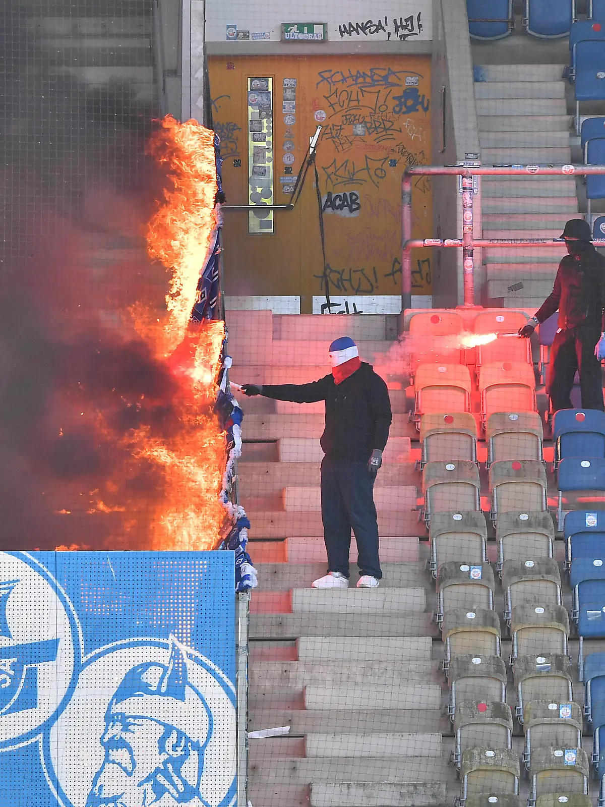 Sport Bilder des Tages Fußball 2. Bundesliga 34. Spieltag FC Hansa Rostock - Hamburger SV am 15.05.2022 im Ostseestadion in Rostock Abbrennen von Pyro / Pyrotechnik / Leuchtkörper / Bengalos im Rostock Fanblock / Fahne brennt DFL regulations prohibit any use of photographs as image sequences and/or quasi-video. *** Soccer 2 Bundesliga 34 Matchday FC Hansa Rostock Hamburger SV on 15 05 2022 at Ostseestadion in Rostock burning pyro pyrotechnics flares Bengalos in Rostock fan block flag burns DFL regulations prohibit any use of photographs as image sequences and or quasi video xHDx