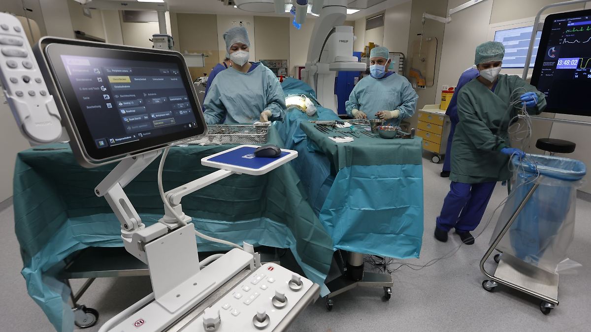 Graz (Österreich) ChirurgenTochter (13) hantiert während OP am