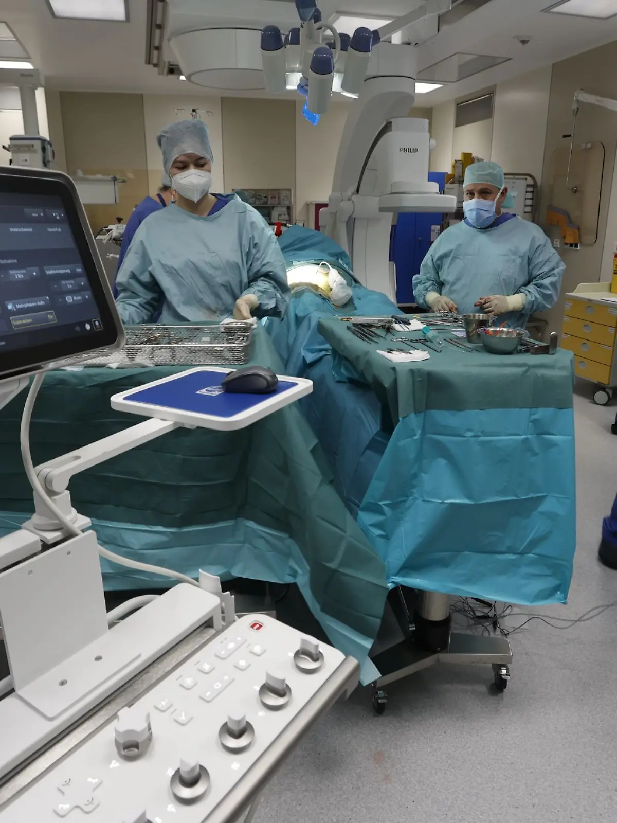 Bild zu: "Tochter (13) bohrt während Operation Loch in Schädel! "