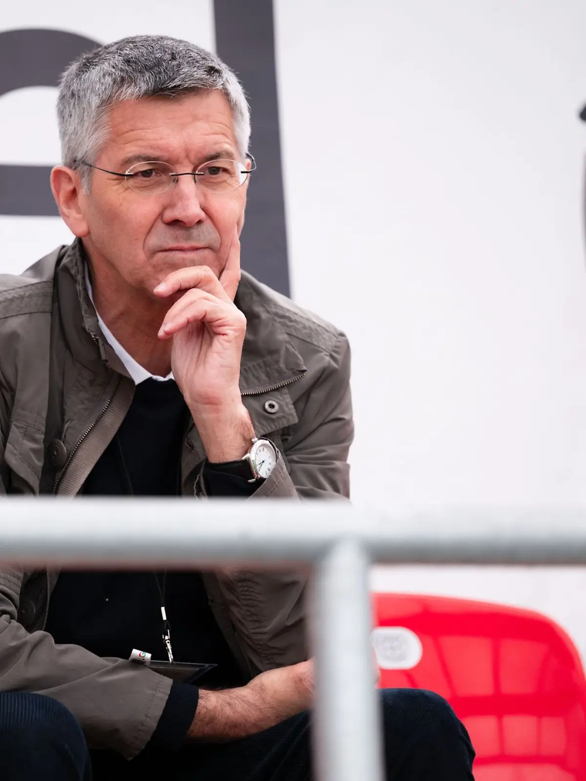 Bild zu: "Bayern-Präsident beim Sport schwer verletzt"