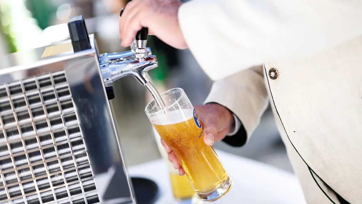 Ein Gast in einem niederbayerischen Wirtshaus bestellte 16 Bier nacheinander und bezahlte jedes einzeln - sehr zum Ärger des Wirtes, der dadurch anfallende Transaktionsgebühren beklagte (Symbolbild).