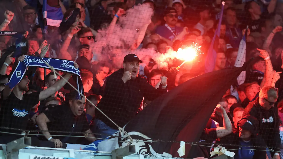  Torjubel 1:2 HSV Fans mit Pyro technick GER, FC Hansa Rostock vs. Hamburger SV, Fussball, 2. Bundesliga, 34. Spieltag, Spielzeit 2021/2022, 15.05.2022, DFL REGULATIONS PROHIBIT ANY USE OF PHOTOGRAPHS AS IMAGE SEQUENCES AND/OR QUASI-VIDEO,  Andy Bünning GER, FC Hansa Rostock vs. Hamburger SV, Fussball, 2. Bundesliga, 34. Spieltag, Spielzeit 2021/2022, 15.05.2022 Rostock *** Goal celebration 1 2 HSV fans with pyro technick GER, FC Hansa Rostock vs Hamburger SV, Football, 2 Bundesliga, 34 Matchday, Season 2021 2022, 15 05 2022, DFL REGULATES PROHIBIT ANY USE OF PHOTOGRAPHS AS IMAGE SEQUENCES AND OR QUASI VIDEO,  Andy Bünning GER, FC Hansa Rostock vs Hamburger SV, Football, 2 Bundesliga, 34 Matchday, Season 2021 2022, 15 05 2022 Rostock Copyright: xAndyxBuenning/xEibner-Pressefotox EP_abg