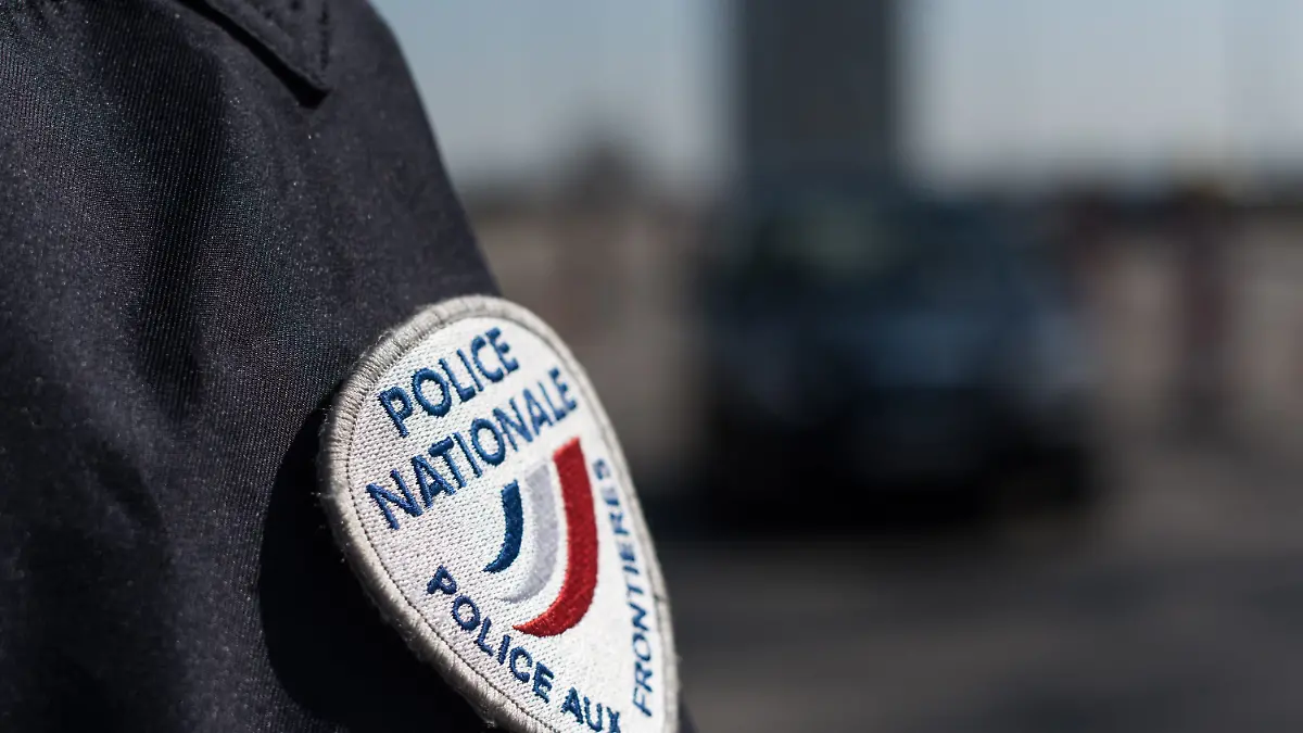 Beamte der französischen Nationalpolizei kontrollieren Autos, die aus Deutschland über die Rheinbrücke fahren, in Straßburg, Frankreich, am 20. April 2016. Nach dem Fund eines Skeletts bei Bauarbeiten in Nordfrankreich steht ein mutmaßliches Gewaltverbrechen an einer jungen Frau im Jahr 1967 womöglich vor der Aufklärung. 