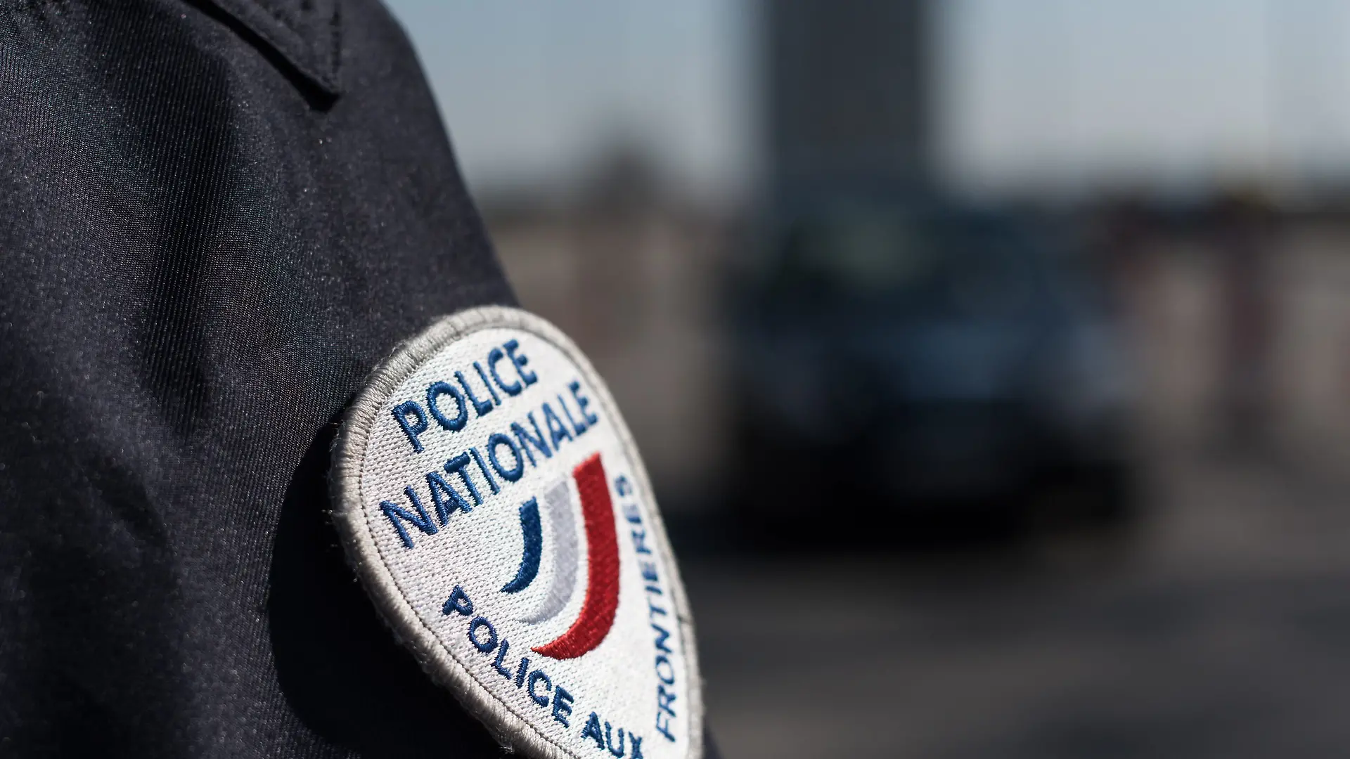 Beamte der französischen Nationalpolizei kontrollieren Autos, die aus Deutschland über die Rheinbrücke fahren, in Straßburg, Frankreich, am 20. April 2016. Nach dem Fund eines Skeletts bei Bauarbeiten in Nordfrankreich steht ein mutmaßliches Gewaltverbrechen an einer jungen Frau im Jahr 1967 womöglich vor der Aufklärung. 