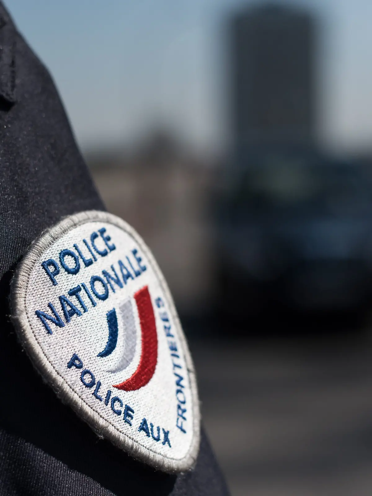 Beamte der französischen Nationalpolizei kontrollieren Autos, die aus Deutschland über die Rheinbrücke fahren, in Straßburg, Frankreich, am 20. April 2016. Nach dem Fund eines Skeletts bei Bauarbeiten in Nordfrankreich steht ein mutmaßliches Gewaltverbrechen an einer jungen Frau im Jahr 1967 womöglich vor der Aufklärung. 